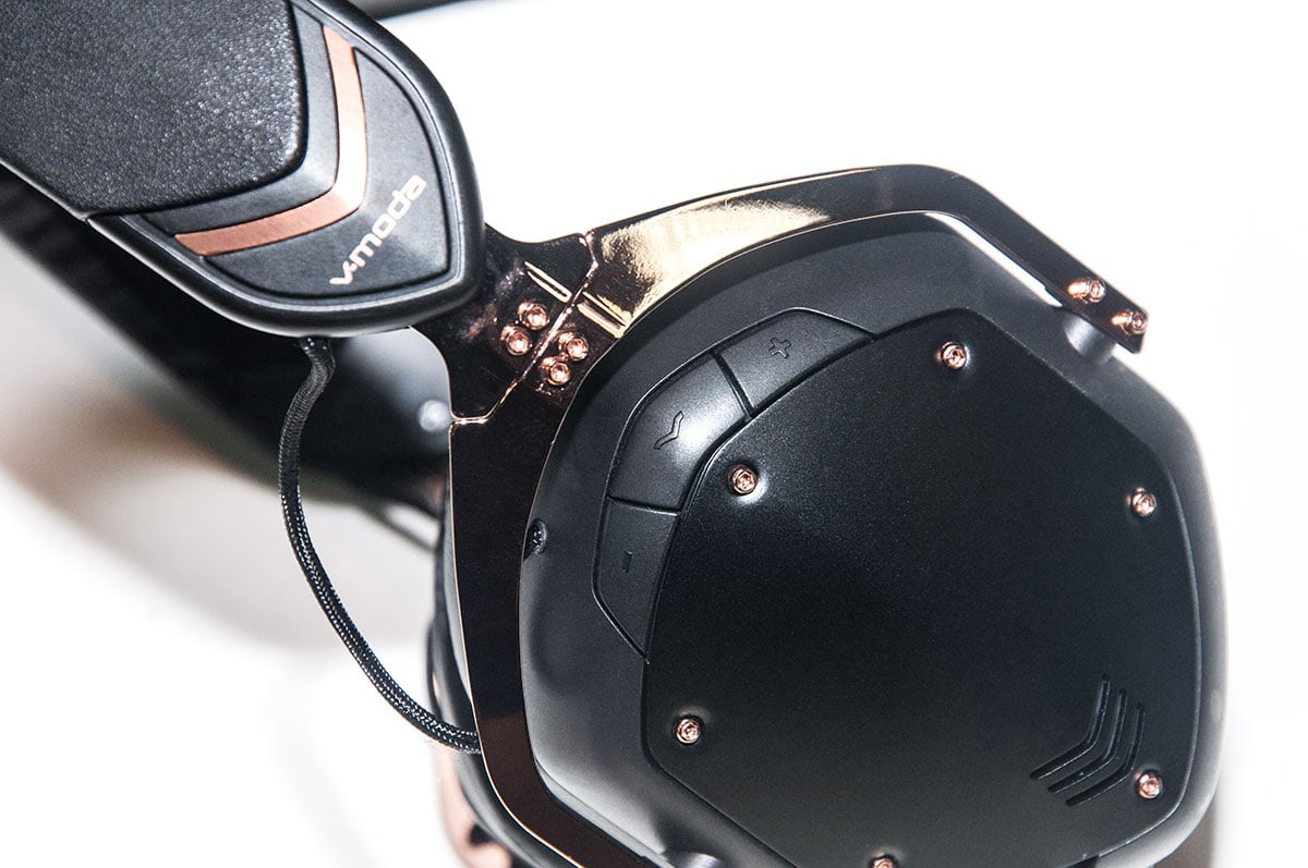 Crossfade 2 Wireless 距離上一代相隔兩年的時間，驟眼一看，外形設計感覺分別不大。但品牌收集了不少上代用家的意見和要求，新耳機有超過 30 多個地方加以改良，並且用上新一代聲音引擎。既是藍牙耳機，又可以駁回耳機線使用。