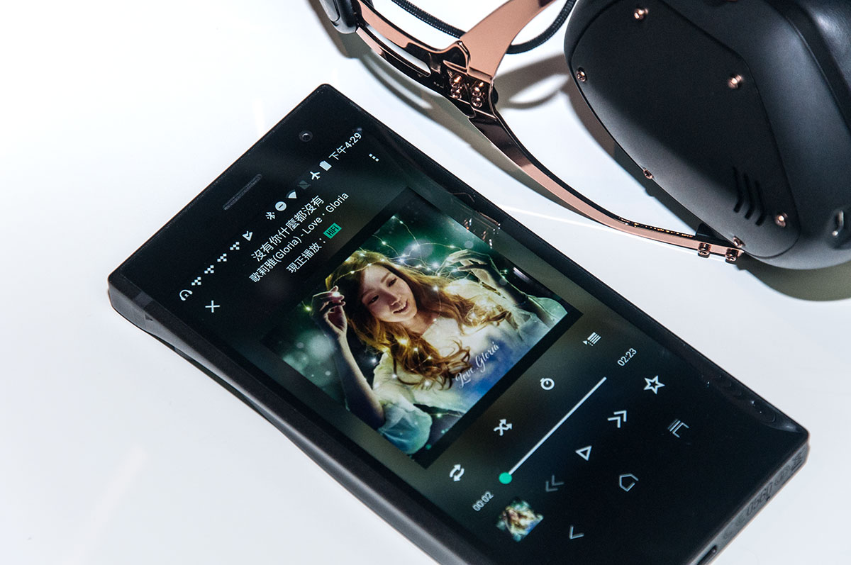 Crossfade 2 Wireless 距離上一代相隔兩年的時間，驟眼一看，外形設計感覺分別不大。但品牌收集了不少上代用家的意見和要求，新耳機有超過 30 多個地方加以改良，並且用上新一代聲音引擎。既是藍牙耳機，又可以駁回耳機線使用。