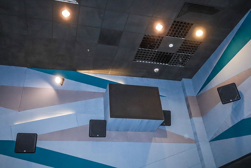 不經不覺，原來 UA MegaBox 影院開業已經有成十年！阿熾仲記得當年第一次睇 IMAX 就是在 UA MegaBox，今次十周年 UA 正好把握機會、將 MegaBox 影院全面升級。經過近十個月籌備工程、斥資 8 位數字，全新的 UA MegaBox 成為現時全港唯一同時擁有 IMAX、全院 D-BOX 動感電影系統、Dolby Atmos 及鐳射投影技術，共四項先進設備的影院，並且增設了主題影院 Oscars Club 同售賣電影精品的 UAPOP。阿熾今次參加了 UA 的傳媒導覽，率先試睇了不同影院，究竟全新 UA MegaBox 有幾正？即刻帶大家去睇吓。