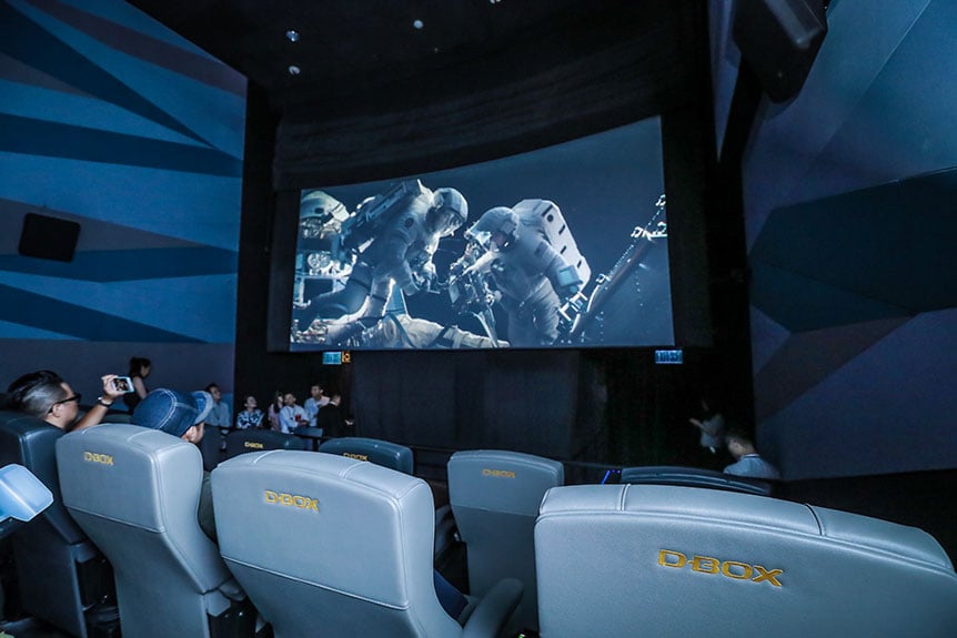 不經不覺，原來 UA MegaBox 影院開業已經有成十年！阿熾仲記得當年第一次睇 IMAX 就是在 UA MegaBox，今次十周年 UA 正好把握機會、將 MegaBox 影院全面升級。經過近十個月籌備工程、斥資 8 位數字，全新的 UA MegaBox 成為現時全港唯一同時擁有 IMAX、全院 D-BOX 動感電影系統、Dolby Atmos 及鐳射投影技術，共四項先進設備的影院，並且增設了主題影院 Oscars Club 同售賣電影精品的 UAPOP。阿熾今次參加了 UA 的傳媒導覽，率先試睇了不同影院，究竟全新 UA MegaBox 有幾正？即刻帶大家去睇吓。