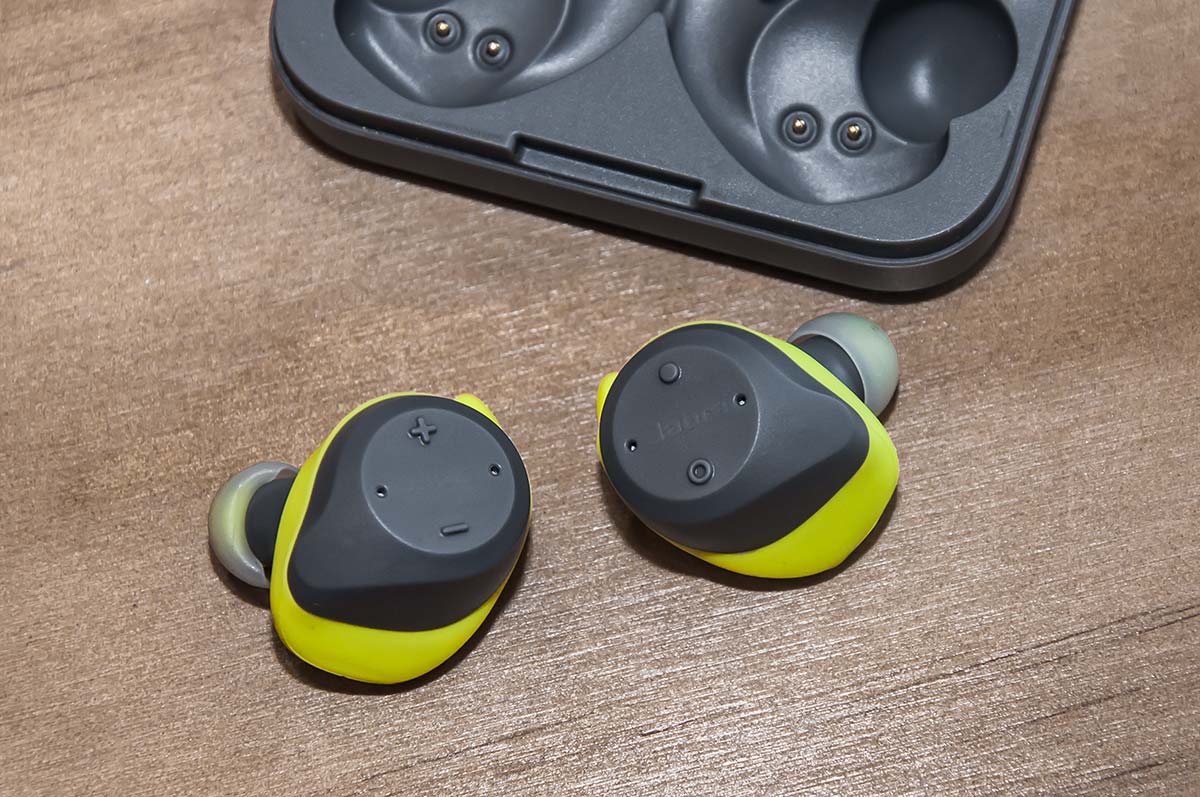 Jabra 的 Elite Sport 真無線耳機是專門針對熱愛運動的用家而設。品牌聽取不少用家的意見，近日推出 Elite Sport 升級版，不僅電池續航力更持久，還加入了個人化音效調校，配備灰綠色版本，而且售價比上代更加抵玩！