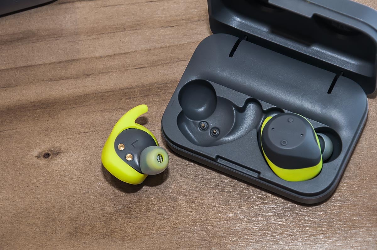 Jabra 的 Elite Sport 真無線耳機是專門針對熱愛運動的用家而設。品牌聽取不少用家的意見，近日推出 Elite Sport 升級版，不僅電池續航力更持久，還加入了個人化音效調校，配備灰綠色版本，而且售價比上代更加抵玩！