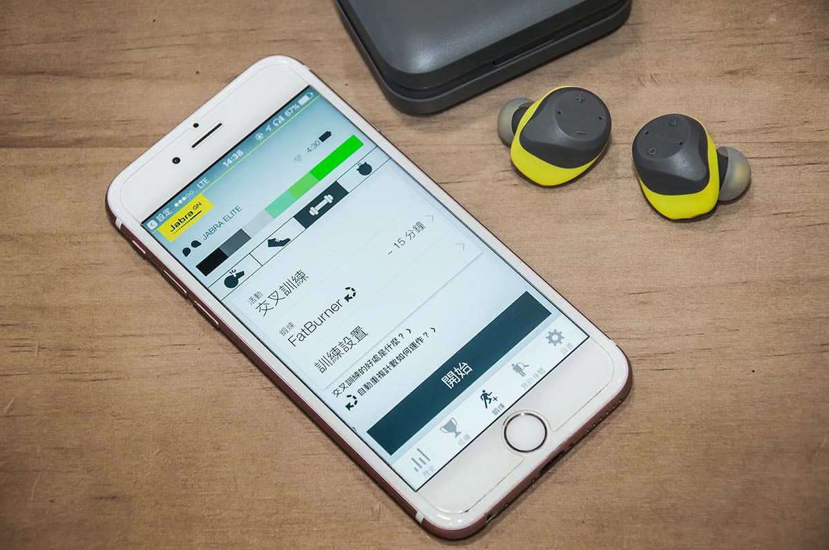 Jabra 的 Elite Sport 真無線耳機是專門針對熱愛運動的用家而設。品牌聽取不少用家的意見，近日推出 Elite Sport 升級版，不僅電池續航力更持久，還加入了個人化音效調校，配備灰綠色版本，而且售價比上代更加抵玩！