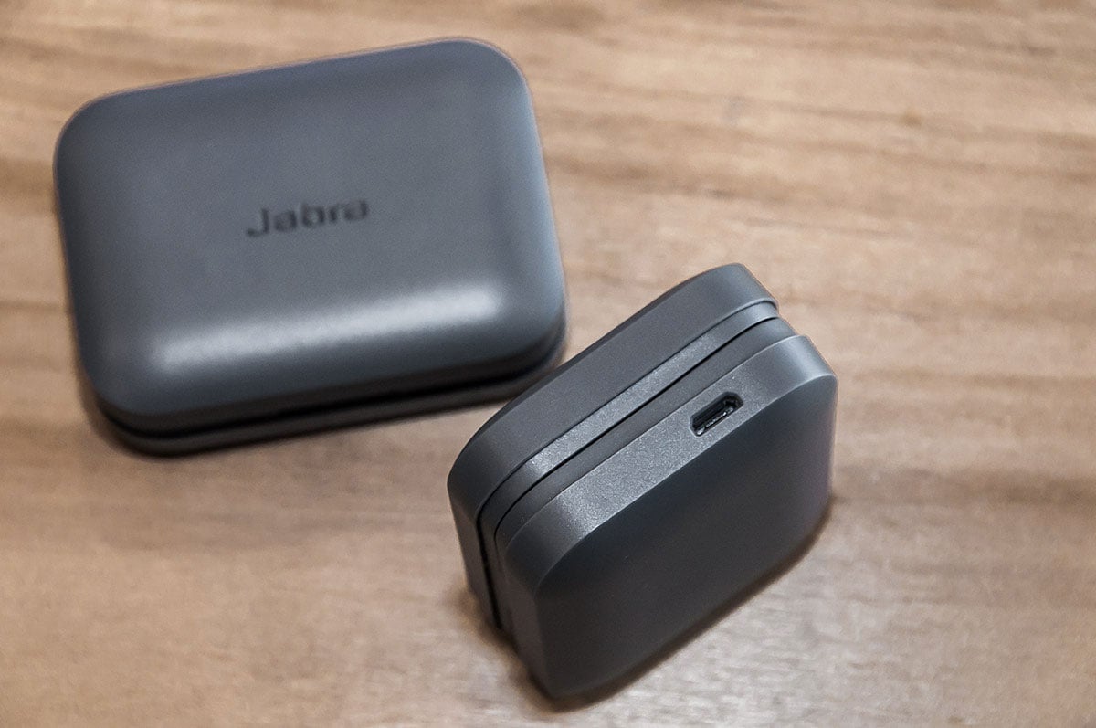 Jabra 的 Elite Sport 真無線耳機是專門針對熱愛運動的用家而設。品牌聽取不少用家的意見，近日推出 Elite Sport 升級版，不僅電池續航力更持久，還加入了個人化音效調校，配備灰綠色版本，而且售價比上代更加抵玩！