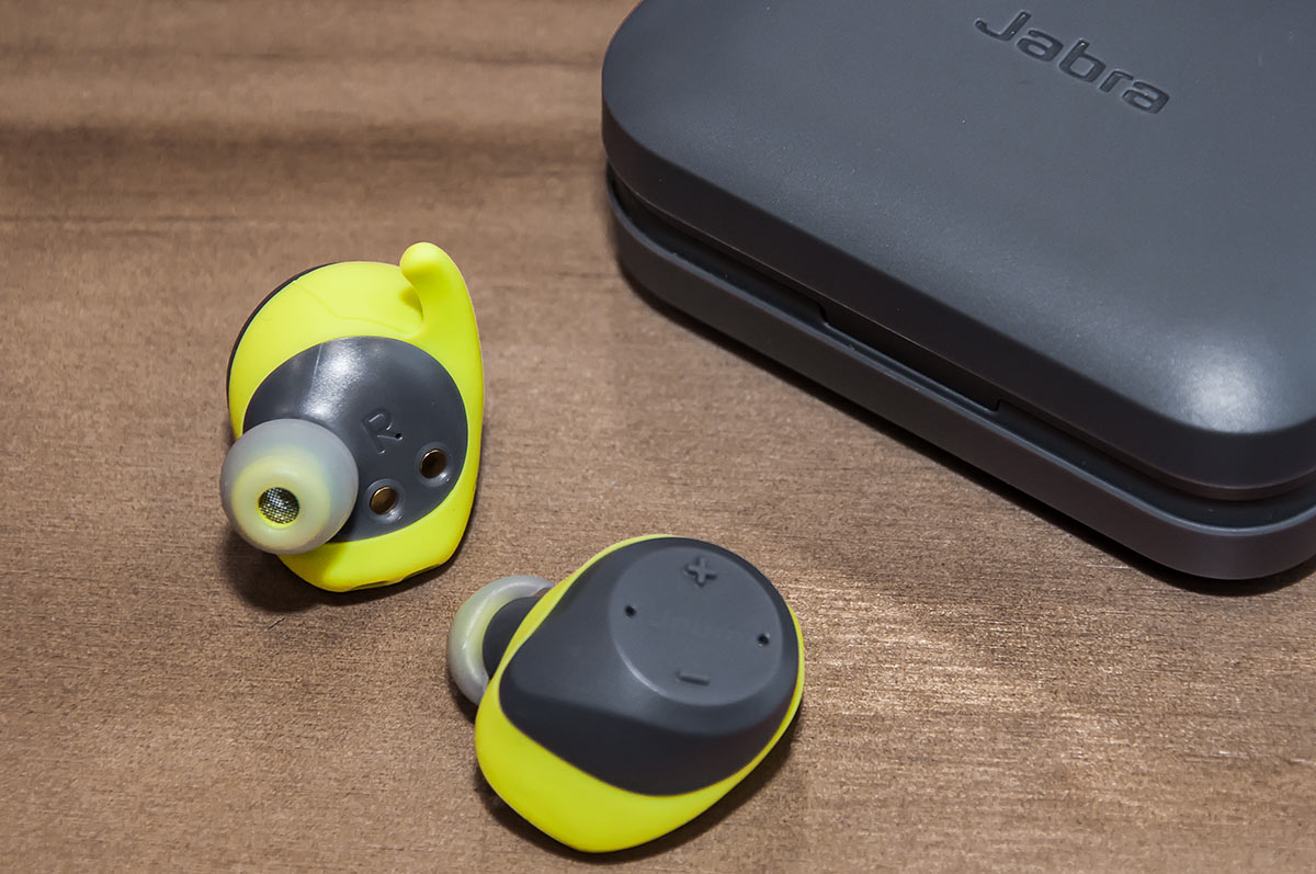 Jabra 的 Elite Sport 真無線耳機是專門針對熱愛運動的用家而設。品牌聽取不少用家的意見，近日推出 Elite Sport 升級版，不僅電池續航力更持久，還加入了個人化音效調校，配備灰綠色版本，而且售價比上代更加抵玩！