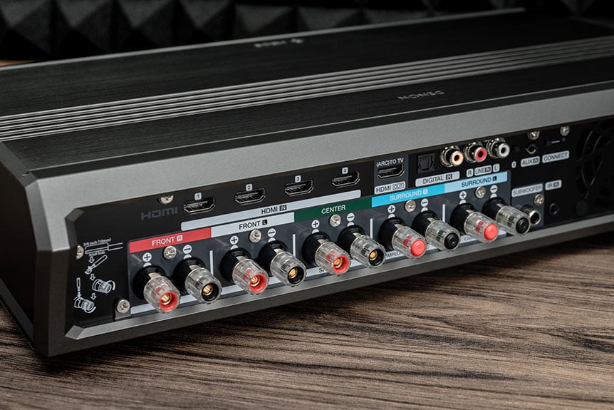 Denon 上年的 AV 擴音機全面升級了 HEOS 功能，AVR-X4300H、AVR-X6300H 等加上「H」字尾的型號，都支援了 multi-room 音樂串流。Denon 今次將 HEOS 的網絡串流功能進一步應用到影音方面，最新推出的 HEOS AVR 可以將後置喇叭的音效通過無線方式傳送到 HEOS 1 等喇叭，自組一個無線環繞聲方案。今次就試吓這部不似傳統 AV Amp 的 AV Amp 實際上的聲效表現，用了無線後置的效果又夠唔夠理想。
