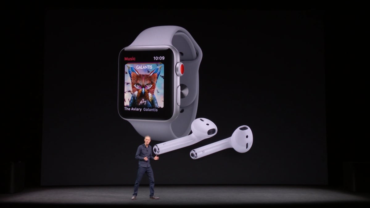 Apple Watch 已推出到第三代，最大賣點是內置 SIM 卡，加入了上網和電話功能，無需再依賴 iPhone 連動，可以真正獨立運作。同時保留上代的偵測心跳、支援 GPS 及具備 50 米防水能力。