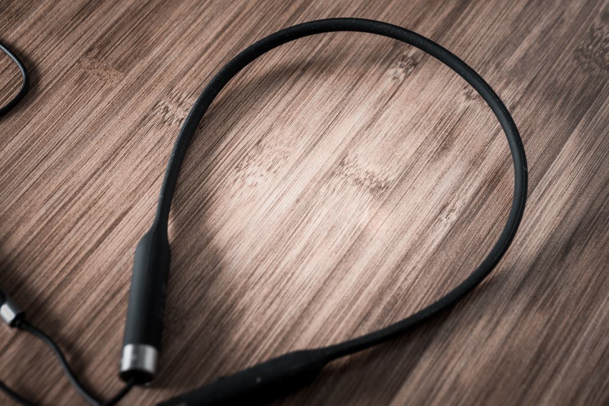 英國耳機品牌 RHA 旗下首款藍牙耳機 MA650 Wireless，採用掛頸式設計，這種設計之所以會冒起，確實擁有其獨特的優勢；不僅提供更長的電池續航力，播放時間長達 12 小時，而且可以單邊使用，只戴一隻跑步都不成問題，是最大的好處。