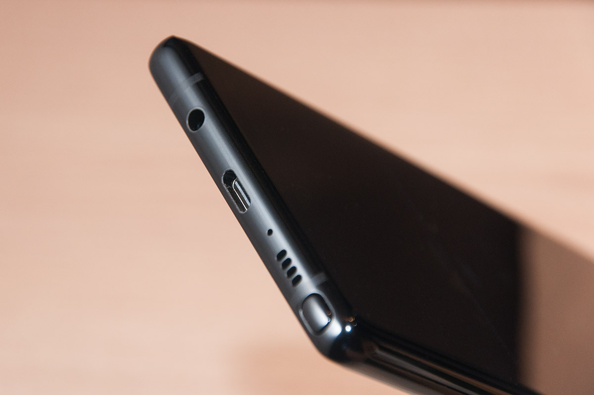 去年 Galaxy Note 7 發生電池爆炸事件，因而要全面回收，成為全球熱話。似乎並沒有嚇退用家，不少死忠粉絲挺到底。最近 Samsung 公佈了 Galaxy Note 8 的預售數字，創下 Note 系列手機的最高紀錄。新一代 Note 8 擁有 6.3 吋 18.5：9 比例屏幕，加入雙鏡頭設計，以及 S Pen 亦有新功能，Galaxy Note 8 的定價 $6,998，也算合理，將於 9 月 29 日開賣，唔知大家有無興趣入手呢？