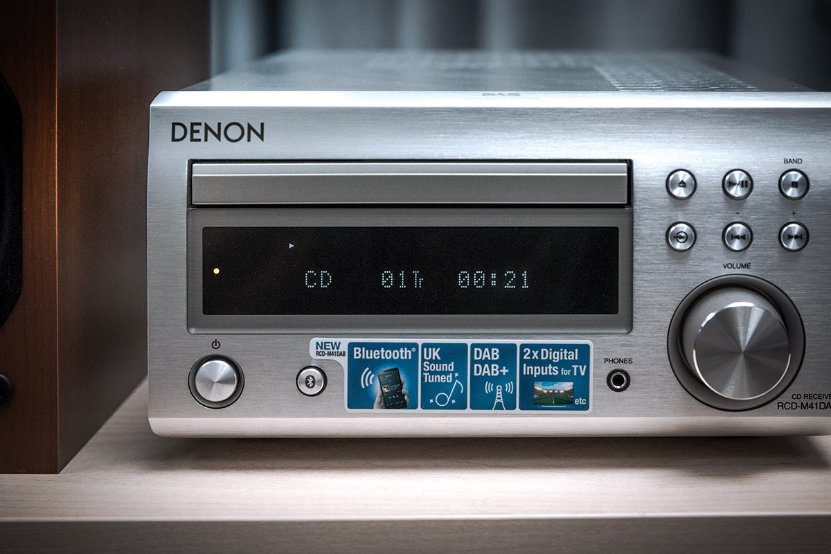 講到與「蝸居」最合襯的，莫過於「迷你」音響組合。Denon 推出的這套 D-M41 雖然真的幾「Mini」，不過音質就的確十分「Hi-Fi」，慳位的同時又提供到靚聲，可說是蝸居的絕配。除了可以播放 CD 之外，亦新增了藍牙功能，以手機無線播歌一樣方便。