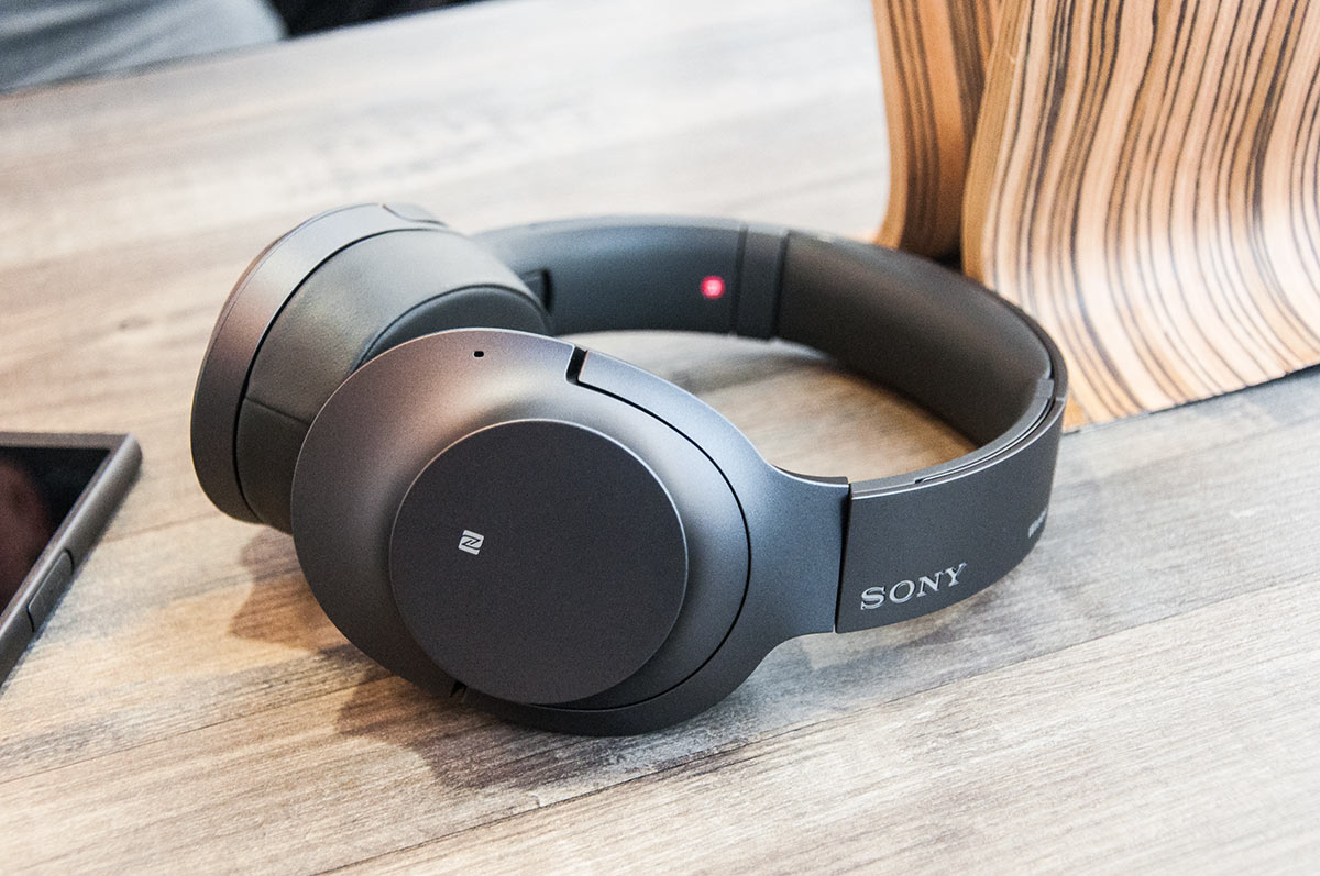 Sony 曾於 IFA 2017 展出多款無線藍牙耳機，當中最矚目的，肯定是品牌首款真無線耳機 WF-1000X，具備主動式降噪功能，最重要是定價非常進取，只售 $1,790，相信在真無線耳機領域有很大的競爭力。