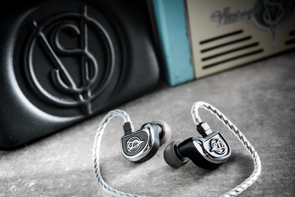 美國耳機品牌 Clear Tune Monitors（CTM）一直以來專注於 Custom Made（CM）耳機發展，最近品牌首度推出 universal fit 入耳式耳機，Vintage 系列共有 3 個型號，跟 CM 耳機一樣均在美國生產，以優質的用料加上專業調聲為賣點。今次借齊 3 款耳機逐一試聽，音色可謂各有特色。