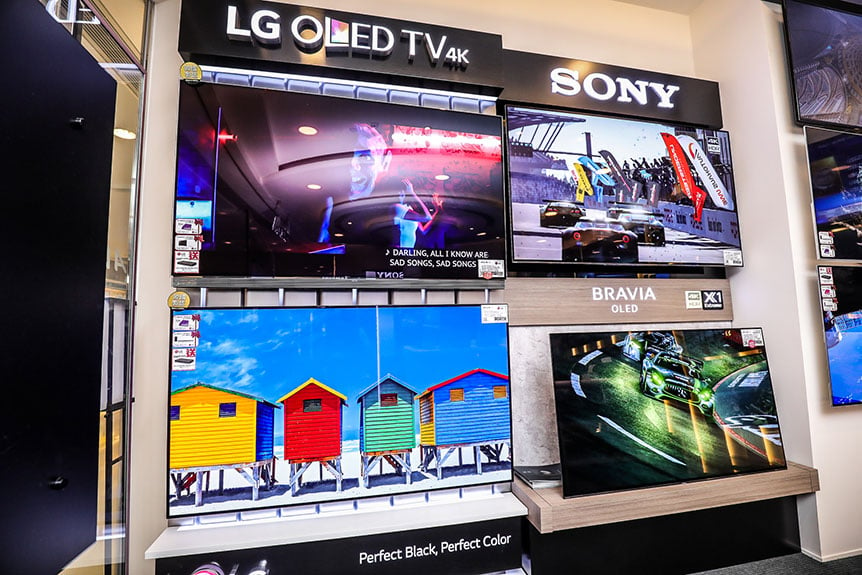 AV Life 在中環國際金融中心（IFC）的分店早前大裝修，剛剛就正式重新開業。新裝之後的店面擁有一幅過百呎的「電視牆」，行入去睇真係超震撼。而且仲擁有全港最齊全的大尺寸電視，包括成 100 吋的 Sony Z9D，想試吓大電視真係首選。其他仲有 LG、Sony 最新的 OLED 電視系列、Samsung QLED 系列等，上去拍攝當日好多途人行過都忍唔住要停低一睇再睇。