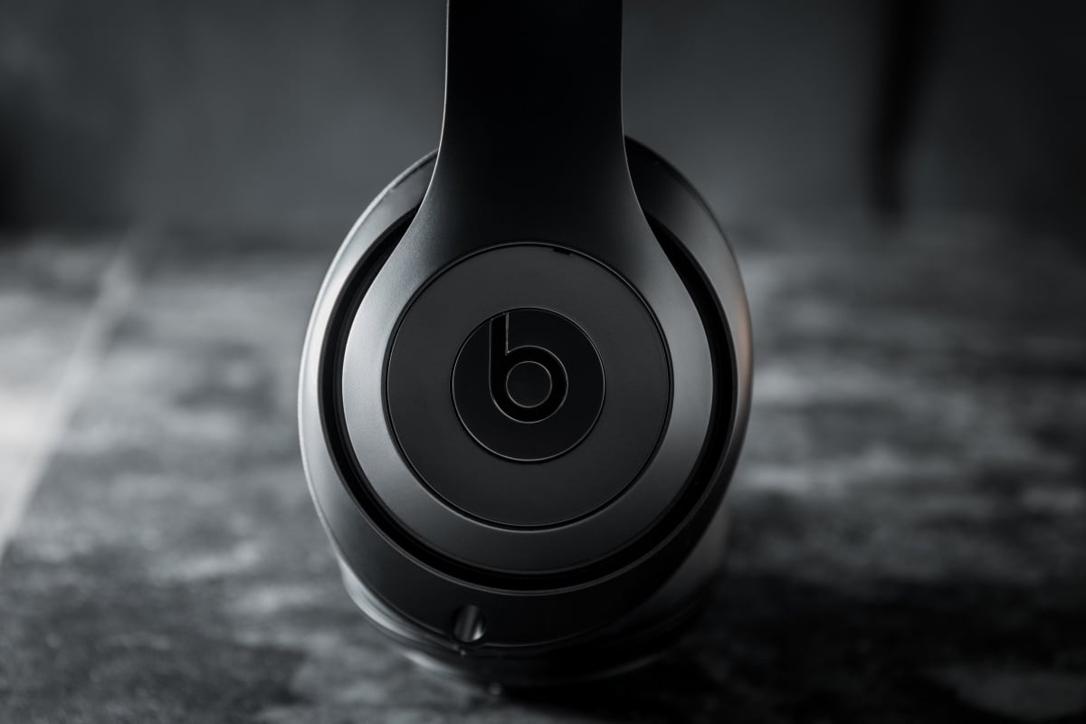 Beats by Dr. Dre 耳機品牌（簡稱：Beats）已有一段時間沒有推出頭戴式耳機，最近旗下 Studio 系列進行更新，新推出的 Studio 3 Wireless 機能全面升級，搭載 Apple W1 晶片，以及獨有完全自適應降噪（Pure ANC）功能，能夠自動分辨環境聲音，降噪效果比上代更靜、更自然。