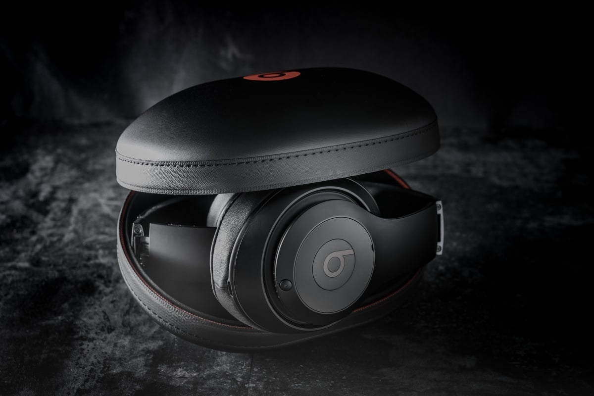 Beats by Dr. Dre 耳機品牌（簡稱：Beats）已有一段時間沒有推出頭戴式耳機，最近旗下 Studio 系列進行更新，新推出的 Studio 3 Wireless 機能全面升級，搭載 Apple W1 晶片，以及獨有完全自適應降噪（Pure ANC）功能，能夠自動分辨環境聲音，降噪效果比上代更靜、更自然。