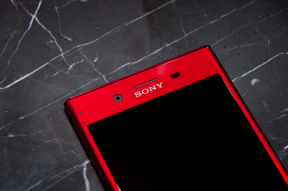 Sony 為早前推出的 Xperia XZ Premium 加推新色系，除了以往的鏡銀、鏡黑、鑽粉 3 色之外，加推別注新色 Rosso 魅紅色，非常搶眼。而出廠已預載 Android 8.0 系統，以及追加不少新功能。
延伸閱讀
【評測】Sony Xperia XZ Premium：4K HDR 屏幕是有意義的！