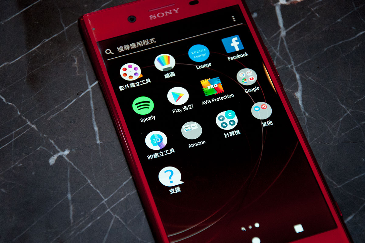 Sony 為早前推出的 Xperia XZ Premium 加推新色系，除了以往的鏡銀、鏡黑、鑽粉 3 色之外，加推別注新色 Rosso 魅紅色，非常搶眼。而出廠已預載 Android 8.0 系統，以及追加不少新功能。
延伸閱讀
【評測】Sony Xperia XZ Premium：4K HDR 屏幕是有意義的！