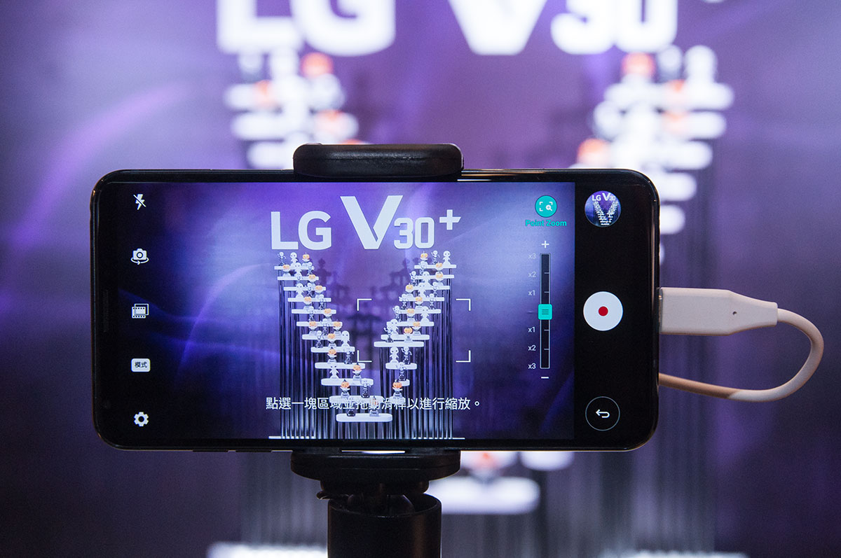 眾所周知，LG 的 V 系列出名靚聲，最近升級版 V30+ 正式在港發佈，繼續具備 32bit Hi-Fi Quad DAC 解碼晶片，追加支援 MQA 格式，以及內置數碼濾波器和音效預設。而另一賣點，就是大大增強拍片功能，手機都可以拍出電影感！