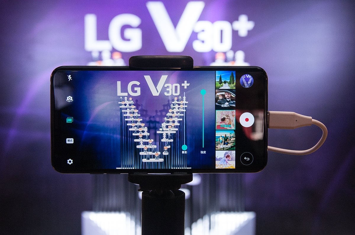 眾所周知，LG 的 V 系列出名靚聲，最近升級版 V30+ 正式在港發佈，繼續具備 32bit Hi-Fi Quad DAC 解碼晶片，追加支援 MQA 格式，以及內置數碼濾波器和音效預設。而另一賣點，就是大大增強拍片功能，手機都可以拍出電影感！