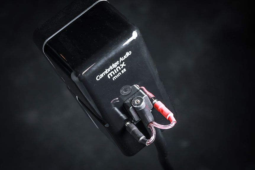 Cambridge Audio 的 MINX 系列微型喇叭阿熾一向都幾鍾意，的骰慳位，不過能量幾強，四四方方的設計亦都夠型格，而且最重要係配搭靈活，想買一隻、一對或者一套都可以，自己組建家庭影院系統的話，呢樣係幾大的優點。今次就用 MINX Min 22 配搭了同廠的 CXR200 擴音機以及兩隻 X301 超低音組成一套 7.2 系統，試吓這個「套裝」的環繞聲效果，睇吓細喇叭配合自家高階擴音機可以有點樣的效果。