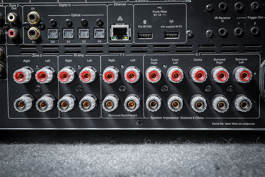 Cambridge Audio 的 MINX 系列微型喇叭阿熾一向都幾鍾意，的骰慳位，不過能量幾強，四四方方的設計亦都夠型格，而且最重要係配搭靈活，想買一隻、一對或者一套都可以，自己組建家庭影院系統的話，呢樣係幾大的優點。今次就用 MINX Min 22 配搭了同廠的 CXR200 擴音機以及兩隻 X301 超低音組成一套 7.2 系統，試吓這個「套裝」的環繞聲效果，睇吓細喇叭配合自家高階擴音機可以有點樣的效果。