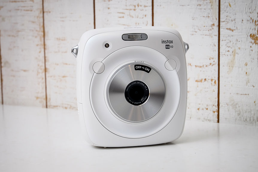 Fujifilm 早前推出 Instax SQUARE SQ10 方形即影即有新機，將近年十分受歡迎的 Instagram 方形比例再帶到實體相片當中。今次再下一城推出 Instax Share SP-3 方形相片打印機，採用同 SQ10 一樣的方形相紙，可以更方便地將手機、相機拍攝的影像以方形大相紙打印出來。