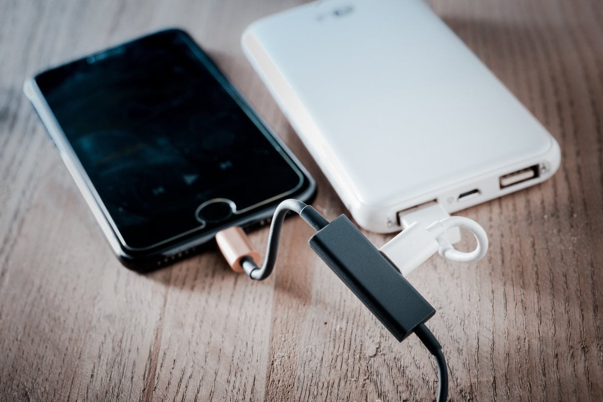 現時新一代 iPhone 聽歌需加條「跟機尾」，令音質大打折扣；而無線耳機又會受制於續航力和藍牙傳輸技術。因此，市場上已有多款專為 iPhone 用家而設的 Lightning 耳機及耳機線，由於內置解碼晶片及放大線路，出來的音質比以往 3.5mm 接駁可能更靚聲。Pioneer 新推出的 Lightning 耳機 Rayz Plus，內置了 24bit/48kHz 解碼晶片及智能降噪功能，再配合專屬 App 使用，原來聽歌都有好多嘢玩喎！