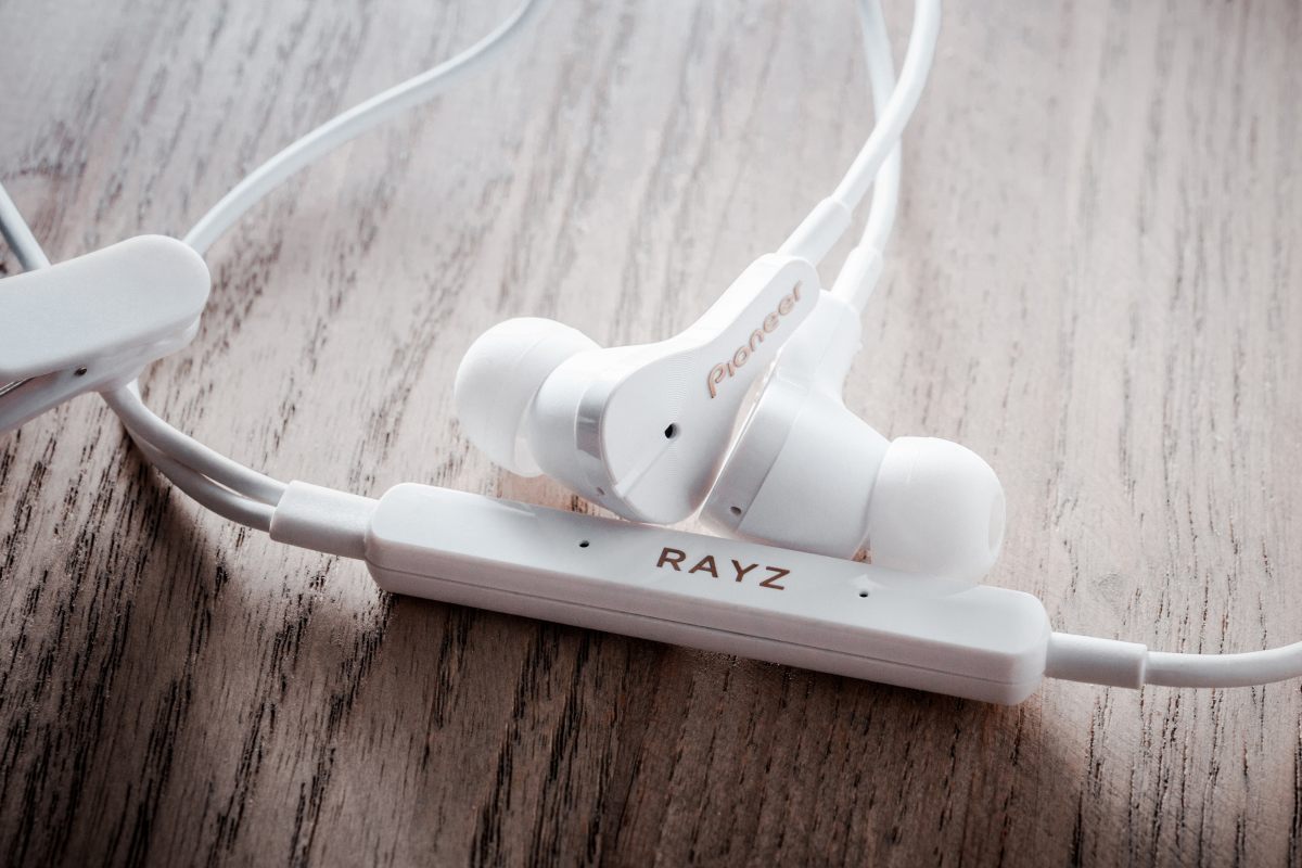 現時新一代 iPhone 聽歌需加條「跟機尾」，令音質大打折扣；而無線耳機又會受制於續航力和藍牙傳輸技術。因此，市場上已有多款專為 iPhone 用家而設的 Lightning 耳機及耳機線，由於內置解碼晶片及放大線路，出來的音質比以往 3.5mm 接駁可能更靚聲。Pioneer 新推出的 Lightning 耳機 Rayz Plus，內置了 24bit/48kHz 解碼晶片及智能降噪功能，再配合專屬 App 使用，原來聽歌都有好多嘢玩喎！