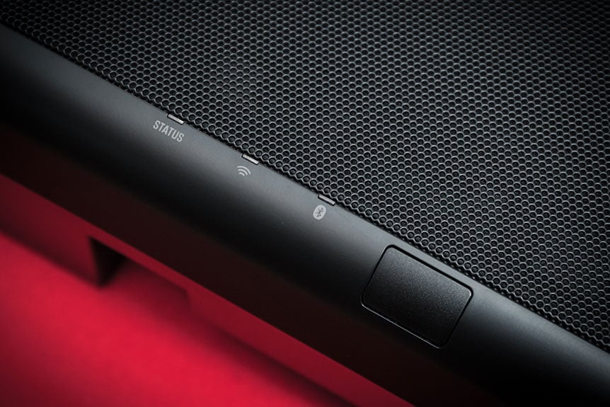 Yamaha 的 Soundbar 一直都好受歡迎，最大原因當然就是其 Digital Sound Projector 技術可以單靠一隻 Soundbar 就重現到 5.1、7.1 的環繞聲效果。而 YSP-5600 更是全球首款支援 Dolby Atmos 和 DTS:X、提供 7.1.2 聲道的旗艦 Soundbar 系列。單靠一條 Soundbar 就可以享受到全方位的 3D 聲效，可以話係現時最方便同靚聲的家庭影院方案，12 月至 2 月買機仲送埋掛牆架，聖誕期間構建一個簡約靚聲的家庭影院睇戲煲劇真係話咁易。