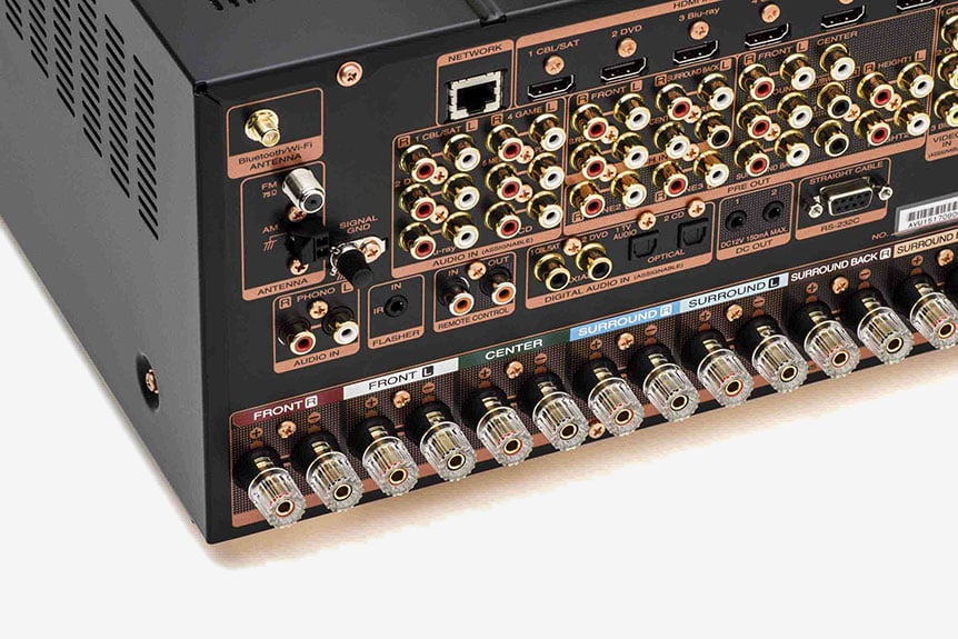 Marantz 已經有一段時間無更新「8」字頭的 AV Amp，今次最新推出的 SR8012 除了是 Marantz 首部 11.2 聲道的合併機之外，更加同時內置 Dolby Atmos、DTS:X 以及 Auro-3D 支援，可以一次過玩齊 3 款最新 3D 音效，可以話係現時 Marantz 旗下功能和規格最強的機款，今次就試吓呢部「頂配」新機 7.2.4 輸出的效果有幾正。