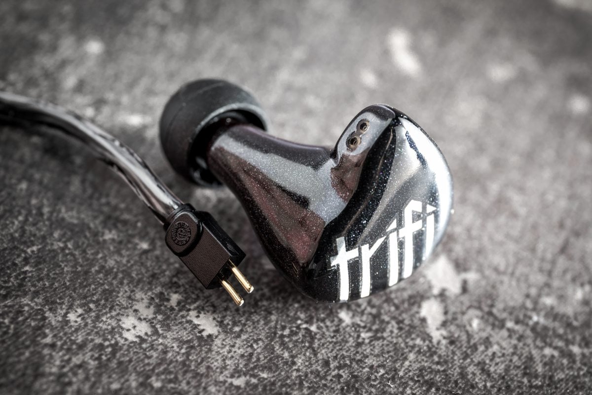 Ultimate Ears 在十年前推出了 Triple.fi 10（俗稱：十仔），堪稱為一代經典，亦是不少 Head-Fi 迷最不能忘懷的耳機，有強勁的低頻，同時保持著清晰的中高頻，當年可說是一枝獨秀。其設計師 Jerry Harvey 以自家品牌推出限量紀念作，名為 TriFi，更引入專利 Freqphase 導波管道設計，好讓「十仔」迷能再次感受當年那份興奮。
