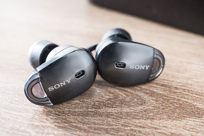 近一兩年開始興起「真無線」藍牙耳機，左右兩邊耳塞獨立分離，可以戴得更輕便舒適。WF-1000X 就是 Sony首款真無線耳機系列，除了 Sony 一貫時尚的外形設計之外，最特別之處是在這樣小巧的耳機上配置了主動式降噪功能，配合手機 App 更加可以自動辨識用家身處的環境，再自行調節降噪效果，極之方便。