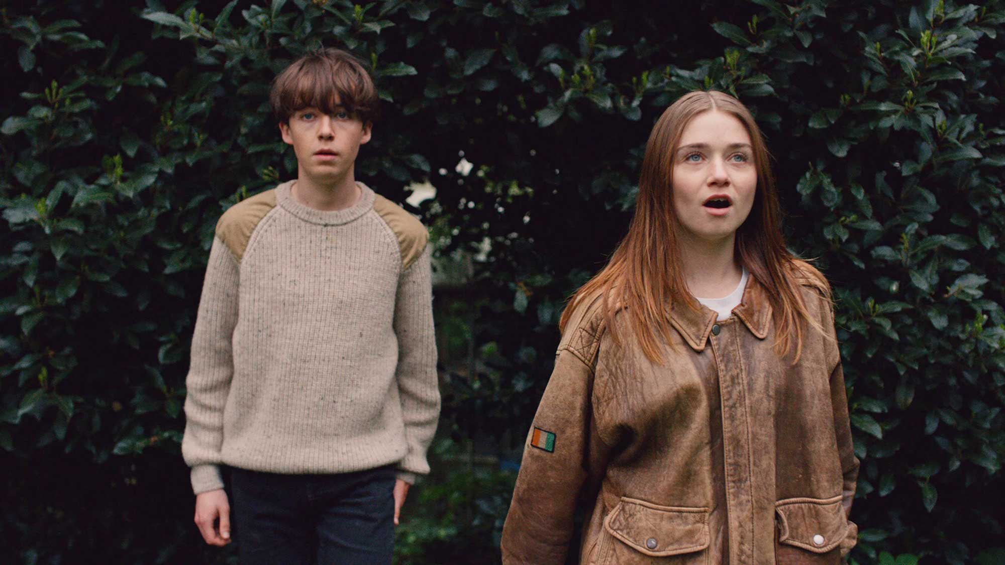 改編漫畫繪本的英國劇集《X你的世界末日》（The End of the F***ing World），單從片名經已嗅到一陣憤世嫉俗、自由奔放的氣息。有幾可一部劇集的名字會是這般 F***ing 不羈？又有幾可劇集會圍繞兩個性格大不討好的主角？殺人、戀童、性虐，樣樣離經叛道，貌似無病呻吟，骨子裡卻是斯文得像文青電影《愛情潛水》（Submarine）。