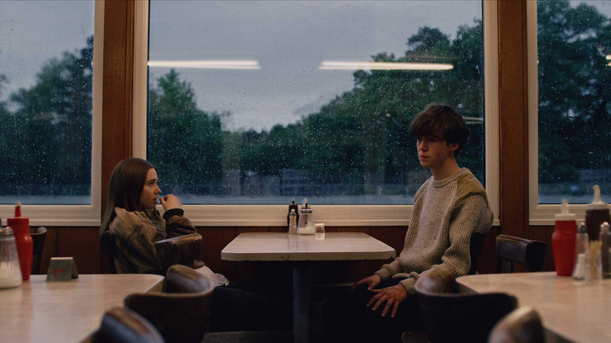 改編漫畫繪本的英國劇集《X你的世界末日》（The End of the F***ing World），單從片名經已嗅到一陣憤世嫉俗、自由奔放的氣息。有幾可一部劇集的名字會是這般 F***ing 不羈？又有幾可劇集會圍繞兩個性格大不討好的主角？殺人、戀童、性虐，樣樣離經叛道，貌似無病呻吟，骨子裡卻是斯文得像文青電影《愛情潛水》（Submarine）。