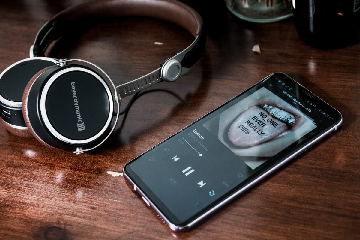 不少人買頭戴式耳機都會為款而買，復古味有一定的追捧客。Beyerdynamic 最新推出的 Aventho Wireless 就是走復古外形路線的藍牙耳機，單是這一點已夠吸引。但它賣的唔單止外表咁簡單，最大特色是，與同樣來自德國的 Mimi Hearing Technologies 聽力科技公司合作，結合《MIY》手機 App 一同使用，就可以測試到用家的聽力狀況，並會持續檢查音量和聆聽時間，筆者真係無諗過原來耳機都可以咁科技！