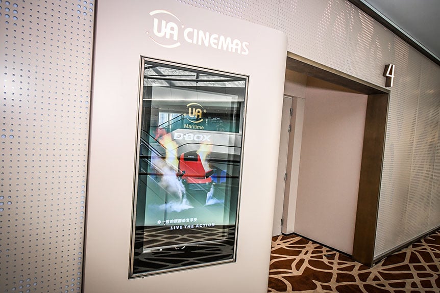 青衣和大嶼山的朋友想睇戲終於有返選擇，UA 今年第一個新影院——UA 青衣城（UA Maritime）將於 2 月正式開幕，現時已在試業中。UA 青衣城是新界首家所有影廳都採用鐳射投映機的影院，投影畫面會更加明亮清晰，另外都設有杜比全景聲 Dolby Atmos 影廳及 D-BOX 動感影院，對於睇戲想有更好聲效，或者更刺激觀影體驗的朋友都照顧到。阿熾現場試睇除了覺得聲畫效果幾唔錯之外，由大影廳到細影廳的座位空間都好足夠、睇戲好舒服。