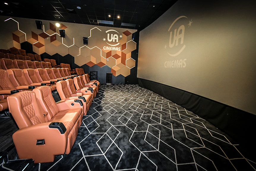 青衣和大嶼山的朋友想睇戲終於有返選擇，UA 今年第一個新影院——UA 青衣城（UA Maritime）將於 2 月正式開幕，現時已在試業中。UA 青衣城是新界首家所有影廳都採用鐳射投映機的影院，投影畫面會更加明亮清晰，另外都設有杜比全景聲 Dolby Atmos 影廳及 D-BOX 動感影院，對於睇戲想有更好聲效，或者更刺激觀影體驗的朋友都照顧到。阿熾現場試睇除了覺得聲畫效果幾唔錯之外，由大影廳到細影廳的座位空間都好足夠、睇戲好舒服。