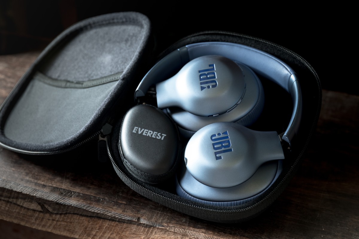 出街搭車聽歌，人聲車聲一大堆噪音雜聲，大大影響你的聽感，所以耳機要靚聲之餘，隔音效能亦相當重要。JBL 新推出一款 Everest Elite 750NC 藍牙耳機，是 Everest Elite 700 的升級版，具備了主動式降噪功能及 TruNote 自動聲音校準技術。