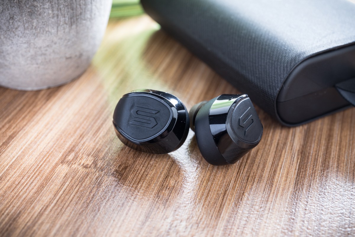 真無線耳機近年相當普及，最大好處就是方便，出街或跑步聽歌時，可免除耳機線纏繞的煩惱。著名耳機品牌 SOUL 最近推出第二款真無線耳機，名為 X-SHOCK，專門針對運動用家而設，不僅有著輕巧的外形設計，而且支援防水防汗、提供超長續航力，以及左右耳機可獨立使用，從充電盒取出就會自動配對，為用家帶來更暢快的無線體驗。