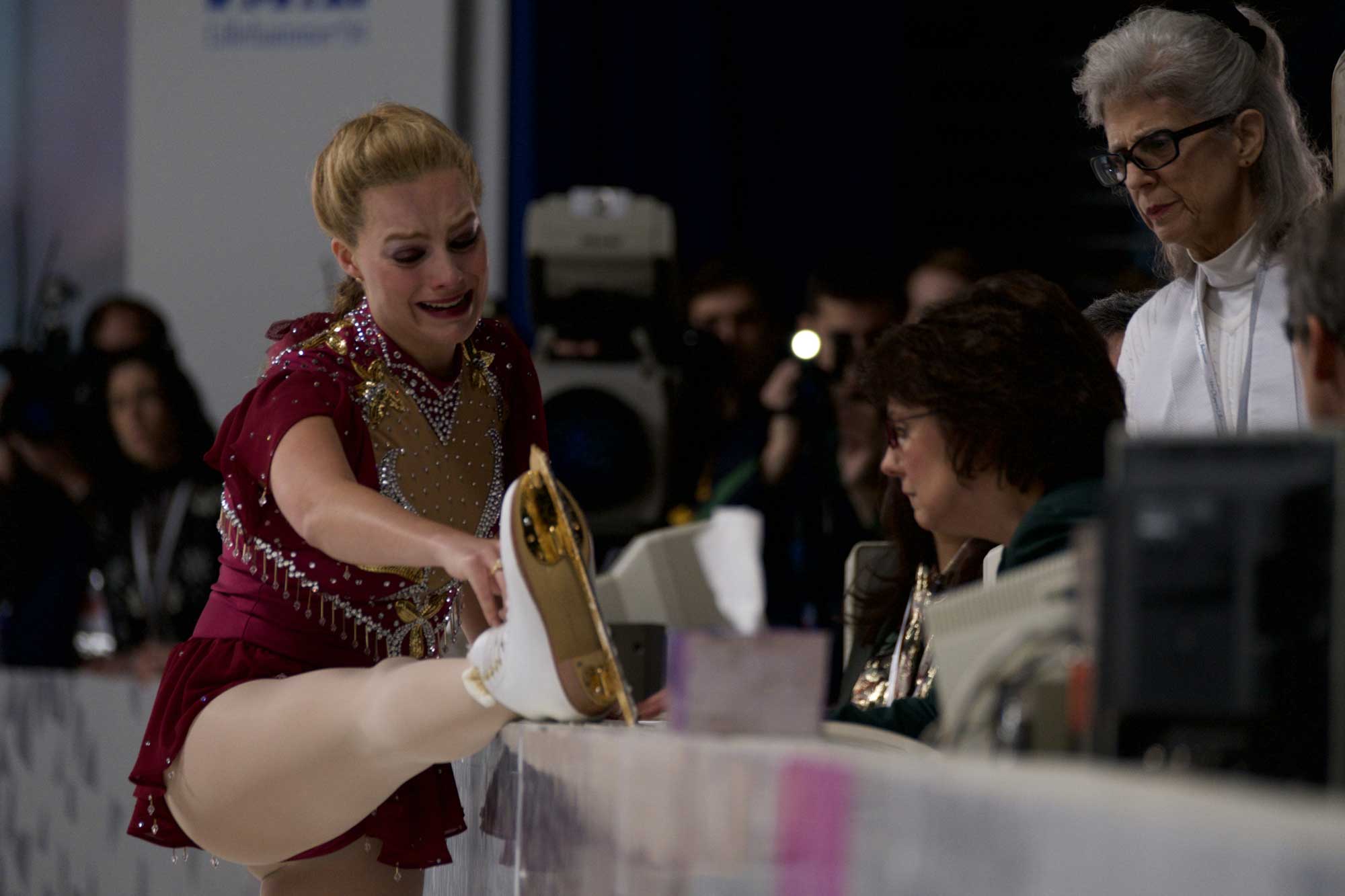 幸好《冰之驕女》（I, Tonya）主要獲得的獎項提名和讚譽都是演員表現，否則個個導演以為跟風模仿電影大師處理拍電影，即會成為影壇新寵兒，這代將永遠不會再有「新電影」，而是只會重覆、翻新上一代的經典，停步不前。諸如這部人物傳記片，便是二手和低手版的《狂牛》（Raging Bull）、《盜亦有道》（Goodfellas），馬田史高西斯（Martin Scorsese）導演作品的臨摹。