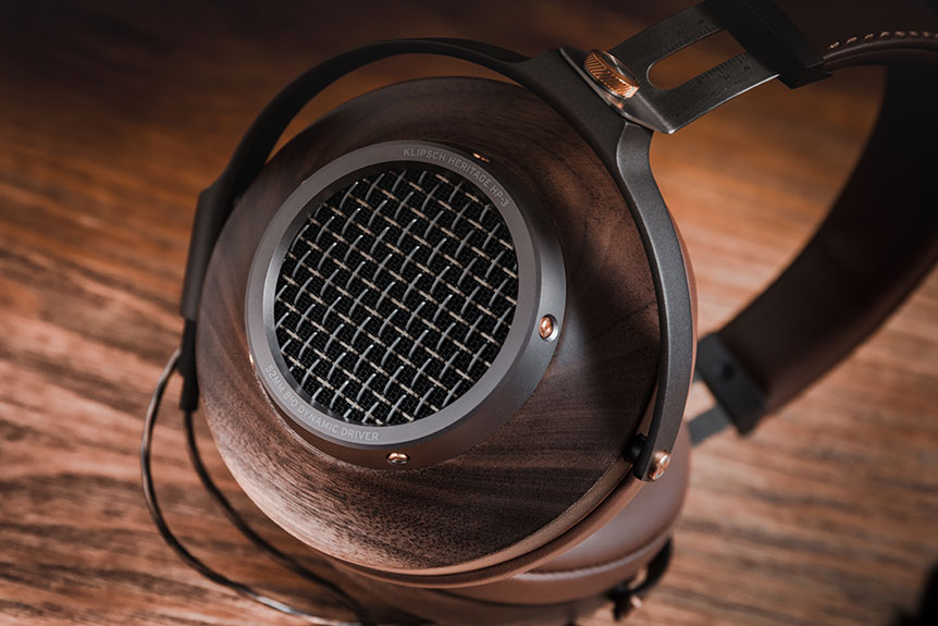 Klipsch 作為一家擁有 70 年歷史的美國音響品牌，過去推出過無數經典產品，尤其喇叭更加有相當多的擁躉。今次推出的 Heritage HP-3 可算是其經典喇叭的延伸，以深厚的技術功底，加上對聲音質素的堅持，設計出一款無論外形細節、音質音色都十分出眾的耳機。