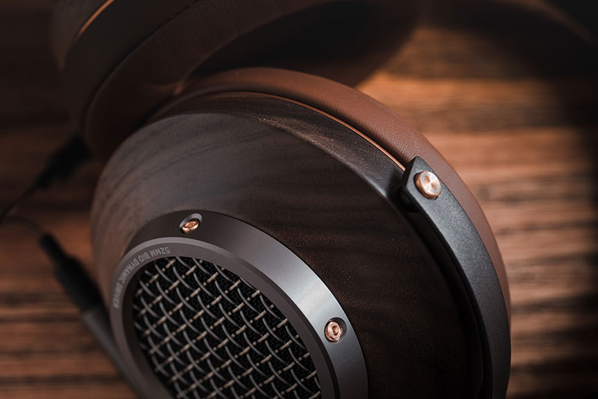 Klipsch 作為一家擁有 70 年歷史的美國音響品牌，過去推出過無數經典產品，尤其喇叭更加有相當多的擁躉。今次推出的 Heritage HP-3 可算是其經典喇叭的延伸，以深厚的技術功底，加上對聲音質素的堅持，設計出一款無論外形細節、音質音色都十分出眾的耳機。
