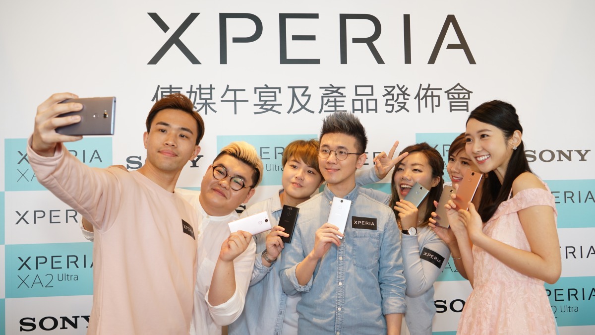 早前在 CES 2018 大會上，Sony 展示了兩款中階新機 Xperia XA2 及 XA2 Ultra，除了在屏幕尺寸上有分別之外，後者更是 Sony 首款前置雙鏡頭的手機。剛剛在香港舉行了發佈會，價錢相當有驚喜，於 2 月上旬及 2 月中旬開賣。