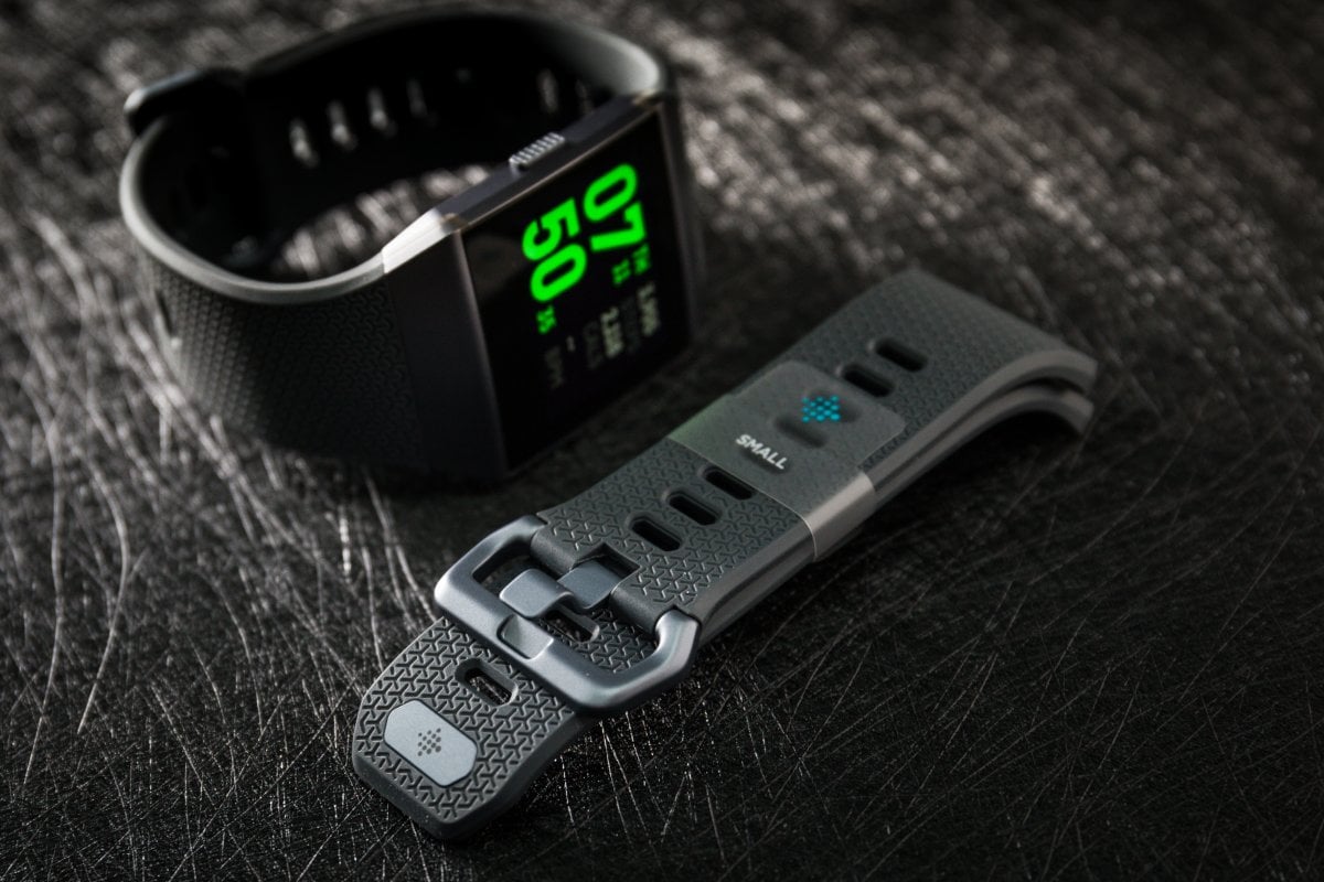 智能手錶是一大趨勢，尤其今年渣打馬拉松不難發現愈來愈多人使用。Fitbit 一直在穿戴裝置領域上有不錯的評價，最近在港正式推出旗下首款智能手錶 Ionic。為何稱是首款呢？之前不是推出過 Blaze？Fitbit 亞太區產品營銷總監 Alexander Healy 表示：「早前的 Blaze 只算是運動手錶，而 Ionic 就採用全新的 Fibit OS 平台，像 Apple Watch 或 Android Wear 一樣，可以安裝 Apps 擴充。」新作 Ionic 設有心跳率、睡眠質素偵測，內置 GPS 追蹤運動數據、播放音樂、NFC 支付，以及可以游水時使用，表現非常全面。