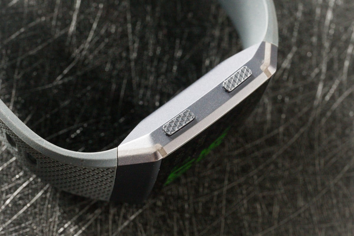 智能手錶是一大趨勢，尤其今年渣打馬拉松不難發現愈來愈多人使用。Fitbit 一直在穿戴裝置領域上有不錯的評價，最近在港正式推出旗下首款智能手錶 Ionic。為何稱是首款呢？之前不是推出過 Blaze？Fitbit 亞太區產品營銷總監 Alexander Healy 表示：「早前的 Blaze 只算是運動手錶，而 Ionic 就採用全新的 Fibit OS 平台，像 Apple Watch 或 Android Wear 一樣，可以安裝 Apps 擴充。」新作 Ionic 設有心跳率、睡眠質素偵測，內置 GPS 追蹤運動數據、播放音樂、NFC 支付，以及可以游水時使用，表現非常全面。