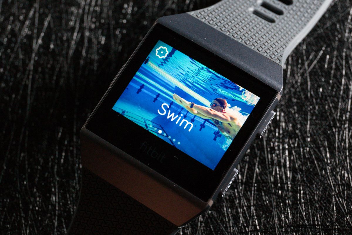 智能手錶是一大趨勢，尤其今年渣打馬拉松不難發現愈來愈多人使用。Fitbit 一直在穿戴裝置領域上有不錯的評價，最近在港正式推出旗下首款智能手錶 Ionic。為何稱是首款呢？之前不是推出過 Blaze？Fitbit 亞太區產品營銷總監 Alexander Healy 表示：「早前的 Blaze 只算是運動手錶，而 Ionic 就採用全新的 Fibit OS 平台，像 Apple Watch 或 Android Wear 一樣，可以安裝 Apps 擴充。」新作 Ionic 設有心跳率、睡眠質素偵測，內置 GPS 追蹤運動數據、播放音樂、NFC 支付，以及可以游水時使用，表現非常全面。