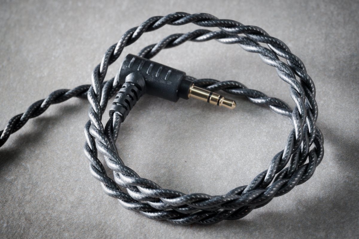 去年試過 Acoustune 兩款入耳式耳機，分別是 HS1501 AL 和 HS1551 CU，音色各有不同，一開聲都幾有驚喜。最近品牌新推出一款 HS1503 AL，是 HS1501 AL 的後繼版本，換上新色設計，灰綠配上玫瑰金色感覺耳目一新，而且經過全新調聲，讓人聲表現發揮到更好的效果。