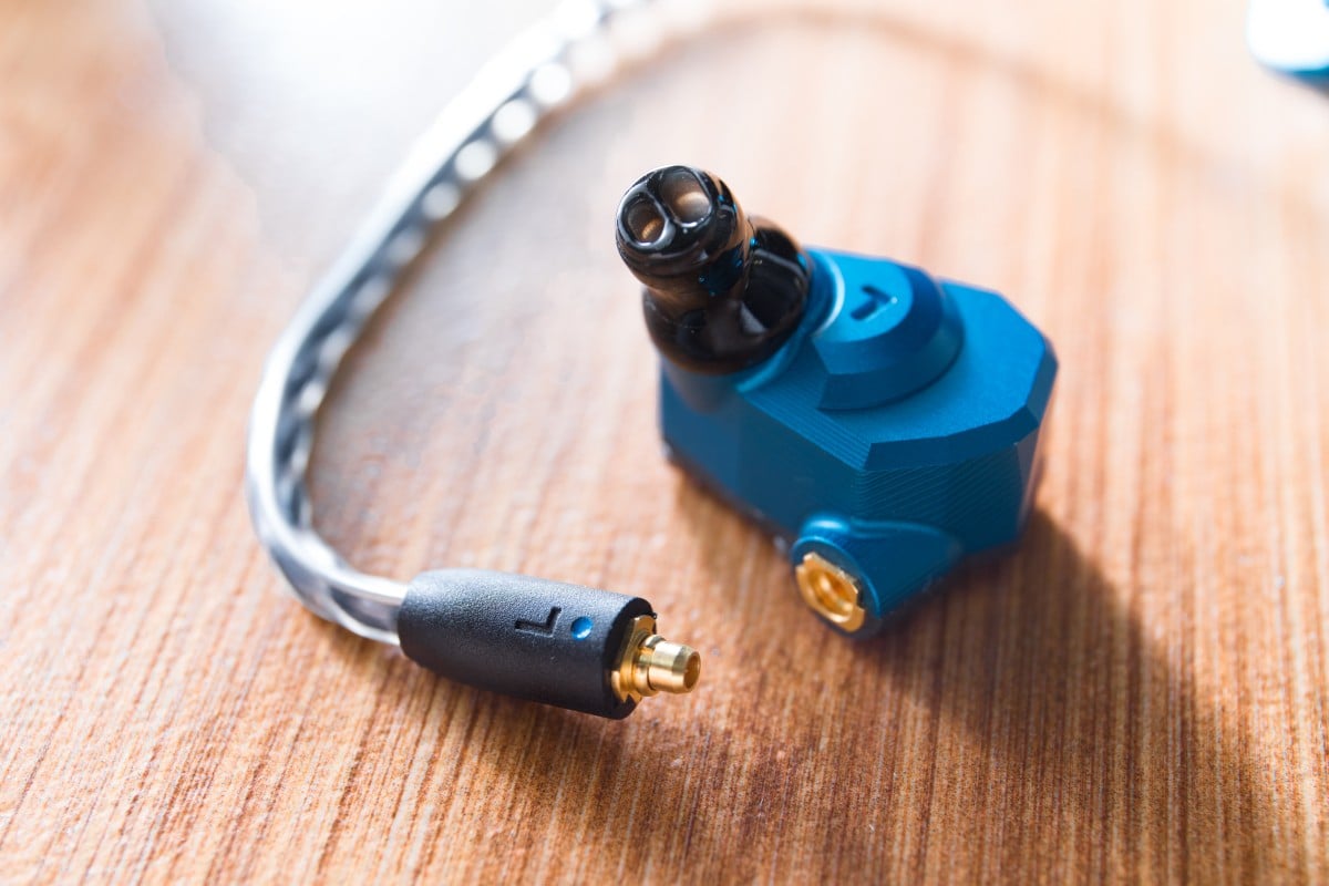 美國線材品牌 ALO Audio 旗下的子公司 Campfire Audio，近年在耳機界火速竄紅，獲得不少 Head-Fi 玩家好評。其耳機型號都是以星座命名，當中的 Andromeda（仙女座）是筆者最喜愛的耳機之一，聲音頗中性，音染少，高頻有良好的延伸性。但價錢都唔算平，要接近八千元。而今次評測的 Polaris（北極星）相對較親民，採用一圈一鐵的設計，以及引入新開發的專利技術。