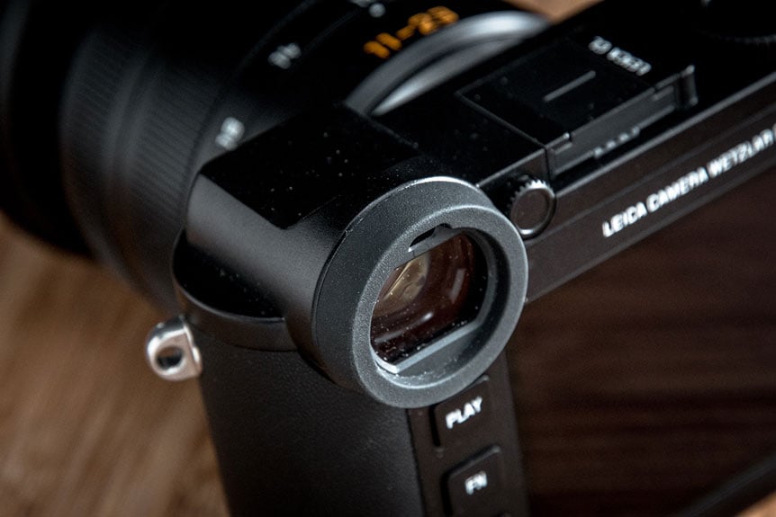 Leica CL 是 Leica 採用 TL 接環的新一代無反，比起之前的 TL 到 TL2 的小改版，今次的 CL 加入了更豐富的按鍵和轉盤，加上內置 EVF，除了使用上更就手之外，設計上更神似 Leica 經典的 M 列。外形上既延續了 Leica 的奢華與經典，至於拍攝功能同畫質方面的表現又係點？今次就同大家試吓。