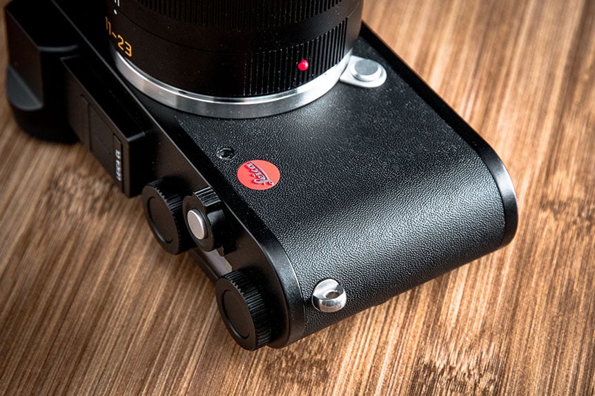 Leica CL 是 Leica 採用 TL 接環的新一代無反，比起之前的 TL 到 TL2 的小改版，今次的 CL 加入了更豐富的按鍵和轉盤，加上內置 EVF，除了使用上更就手之外，設計上更神似 Leica 經典的 M 列。外形上既延續了 Leica 的奢華與經典，至於拍攝功能同畫質方面的表現又係點？今次就同大家試吓。